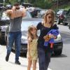 Jessica Alba, son mari Cash Warren et leurs filles Honor et Haven passent l'après-midi au Coldwater Canyon Park à Beverly Hills, le 29 mars 2014.