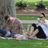 Jaime King, son mari Kyle Newman et leur fils James passent leur samedi après-midi au Coldwater Canyon Park à Beverly Hills. Le 29 mars 2014.