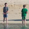 Sean et Jayden Federline, les fils de Britney Spears, profitent de la plage à Hawaï, le 27 mars 2014.