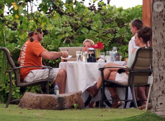 Britney Spears avec son petit ami David Lucado dînent pour leur dernier jour de vacances à Hawaï, le 27 mars 2014.