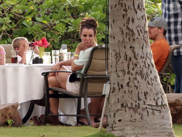 La chanteuse Britney Spears avec son petit ami David Lucado et ses fils Sean et Jayden Federline dînent pour leur dernier jour de vacances à Hawaï, le 27 mars 2014.