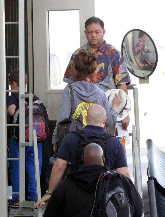 Exclusif - Britney Spears prend l'avion à Hawaii avec ses fils Sean et Jayden et son petit ami David Lucado, le 28 mars 2014.