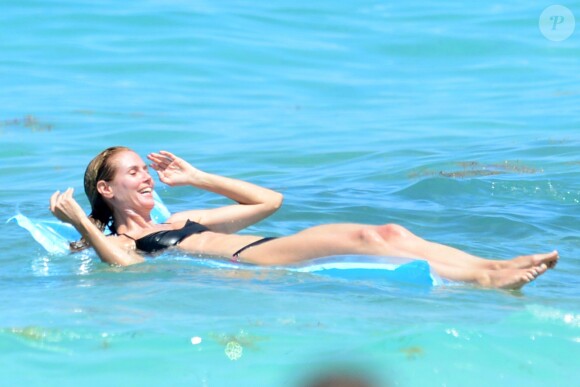 Heidi Klum et ses enfants Leni, Henry, Johan et Lou profitent à nouveau des joies de la plage sur Paradise Island aux Bahamas, le 23 mars 2014.