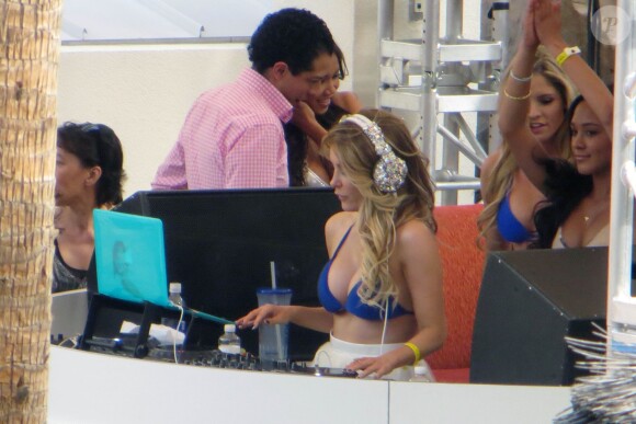 Crystal Harris, l'épouse de Hugh Hefner, derrière les platines de la Rehab Pool Party du Hard Rock Hôtel et Casino à Las Vegas, le 30 mars 2014. 