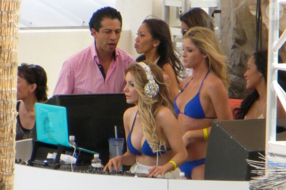 Crystal Harris, l'épouse de Hugh Hefner, derrière les platines de la Rehab Pool Party du Hard Rock Hôtel et Casino à Las Vegas, le 30 mars 2014. 