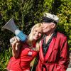 Hugh Hefner et son épouse Crystal Harris vendent de la limonade au profit de la lutte contre le sida devant leur résidence, la célèbre Playboy Mansion, à Los Angeles, le 13 octobre 2013.