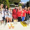 Hugh Hefner et son épouse Crystal Harris vendent de la limonade au profit de la lutte contre le sida devant leur résidence, la célèbre Playboy Mansion, à Los Angeles, le 13 octobre 2013.