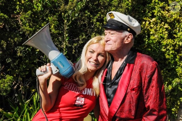 Hugh Hefner et son épouse Crystal Harris vendent de la limonade au profit de la lutte contre le sida devant leur résidence, la célèbre Playboy Mansion, à Los Angeles, le 13 octobre 2013.
