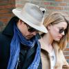 Johnny Depp et sa fiancée Amber Heard quittent leur hôtel main dans la main à New York, le 22 mars 2014