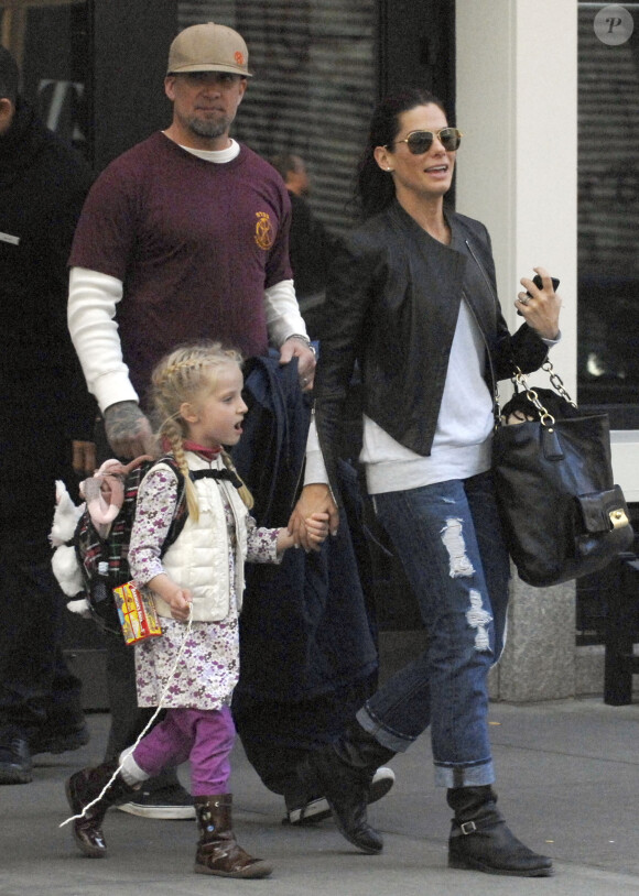 Sandra Bullock avec Jesse James et sa fille Sunny James à New York, le 18 novembre 2009. 