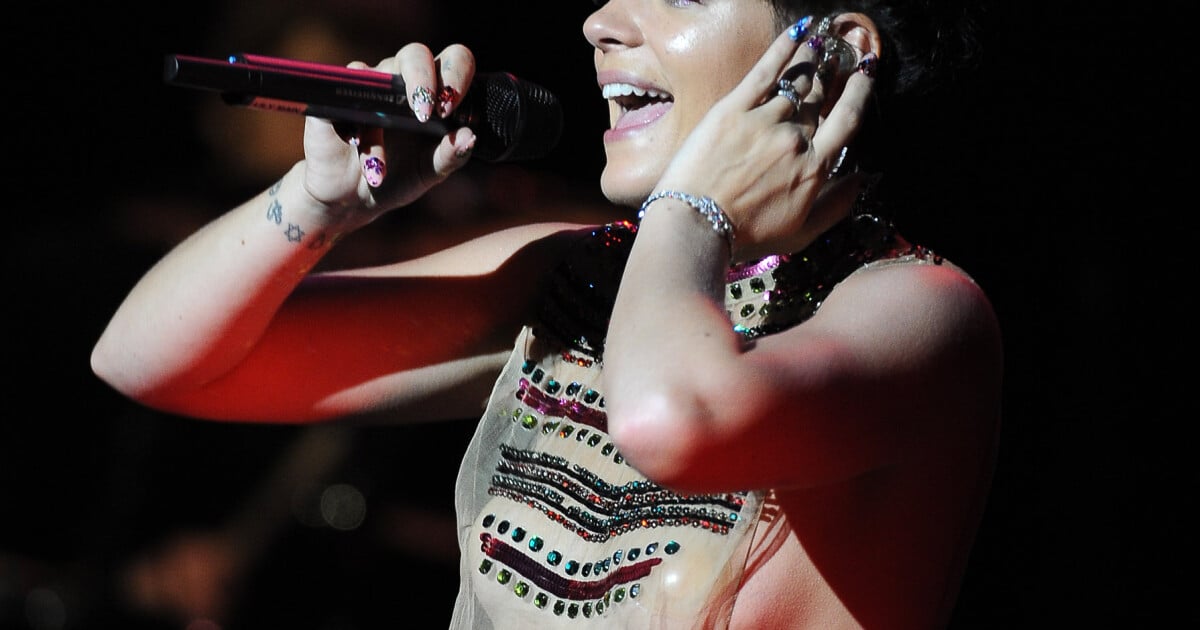 lily-allen-seins-nus-sur-sc-ne-au-royal-albert-hall-pour-coram-ode