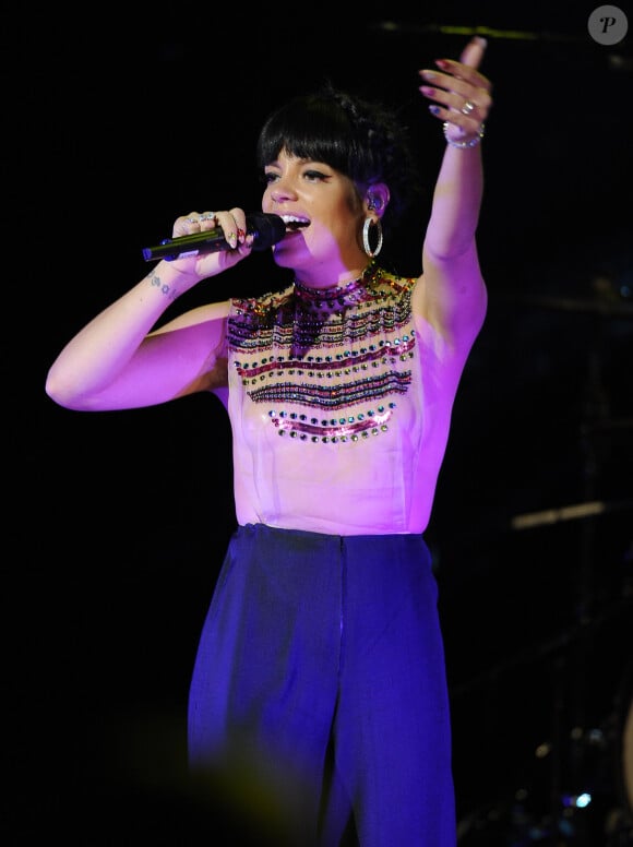 Lily Allen s'éclate sur la scène du Royal Albert Hall pour un concert de soutien à l'association Coram, à Londres, le 1er avril 2014.