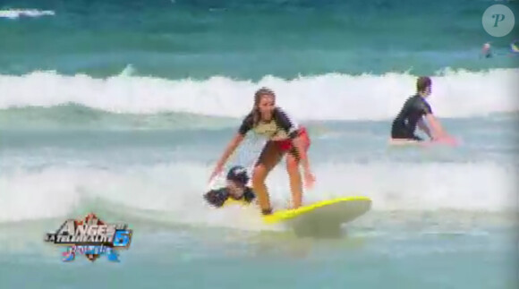 Nelly sur un surf dans Les Anges de la télé-réalité 6 sur NRJ 12 le mercredi 2 avril 2014