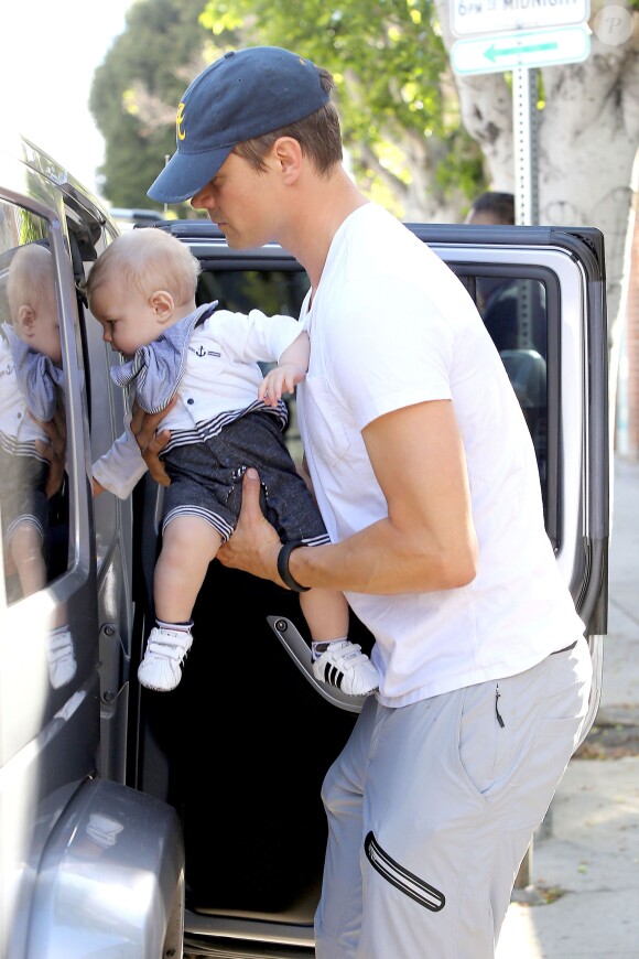 Josh Duhamel avec son fils Axl à Brentwood (Los Angeles), le 2 avril 2014.