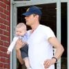 Josh Duhamel en compagnie de son fils Axl à Los Angeles, le 2 avril 2014.
