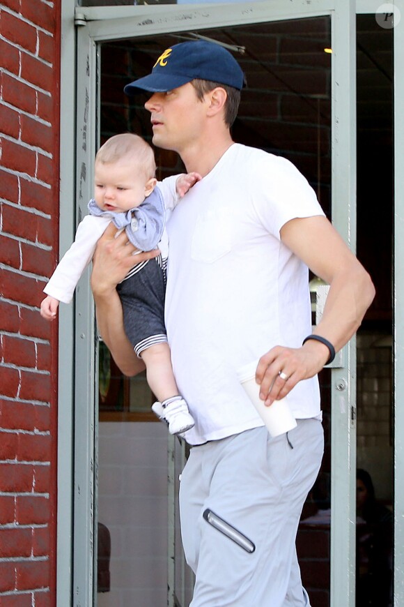 Josh Duhamel en compagnie de son fils Axl à Los Angeles, le 2 avril 2014.