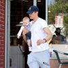 Josh Duhamel se balade avec son fils Axl à Los Angeles, le 2 avril 2014.