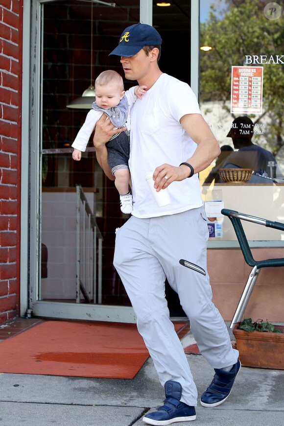 Josh Duhamel se balade avec son fils Axl à Los Angeles, le 2 avril 2014.