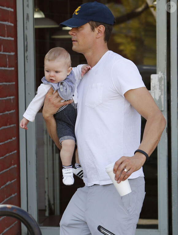 Josh Duhamel se balade avec son fils Axl à Los Angeles, le 2 avril 2014.