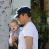 Josh Duhamel avec son fils Axl à la sortie d'un restaurant de Brentwood à Los Angeles, le 2 avril 2014.