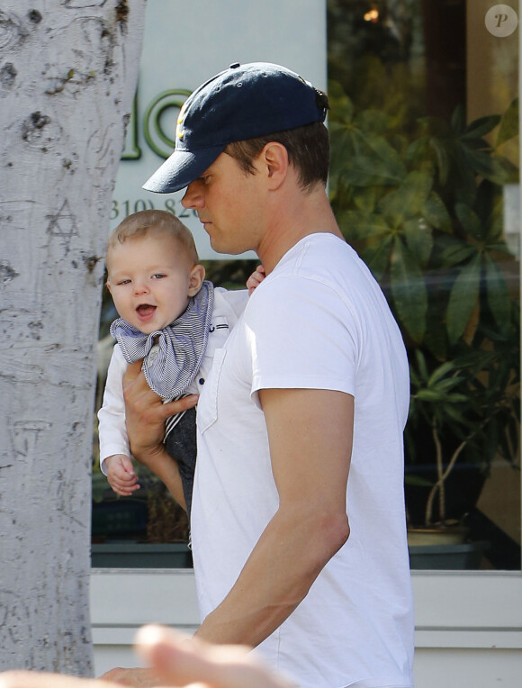 Josh Duhamel avec son fils Axl à la sortie d'un restaurant de Brentwood à Los Angeles, le 2 avril 2014.