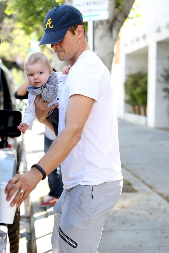 Josh Duhamel dans un restaurant de Brentwood avec son fils Axl, le 2 avril 2014.