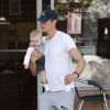 Josh Duhamel dans un restaurant de Brentwood avec son fils Axl, le 2 avril 2014.