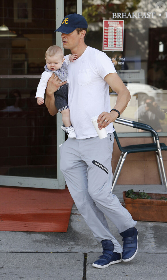 Josh Duhamel dans un restaurant de Brentwood avec son fils Axl, le 2 avril 2014.