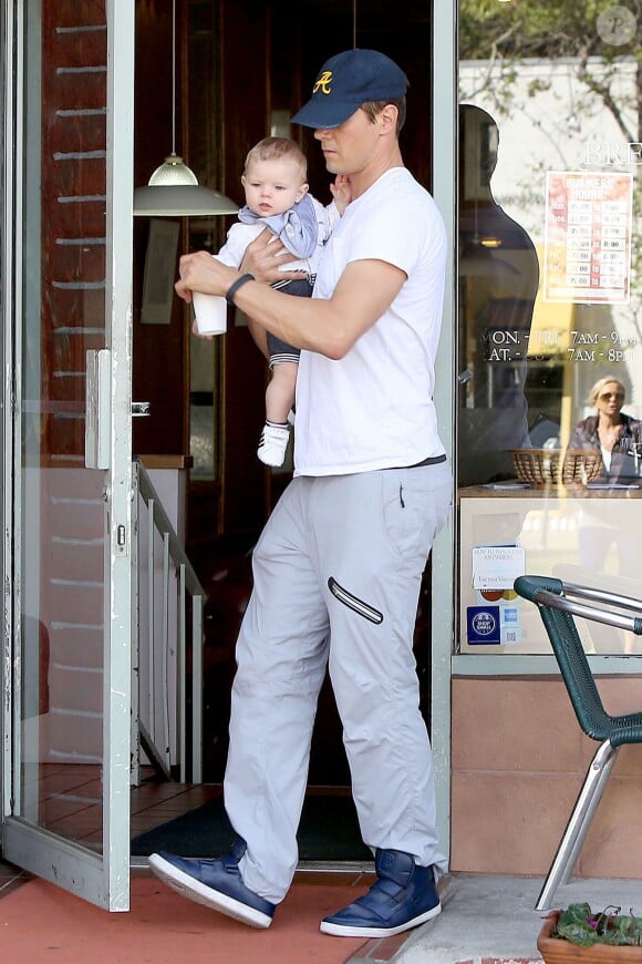 Josh Duhamel dans un restaurant de Brentwood avec son fils Axl, le 2 avril 2014.