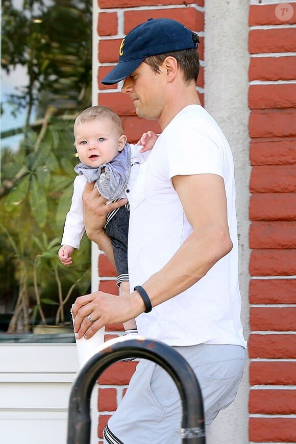 Josh Duhamel dans un restaurant de Brentwood avec son fils Axl, le 2 avril 2014.