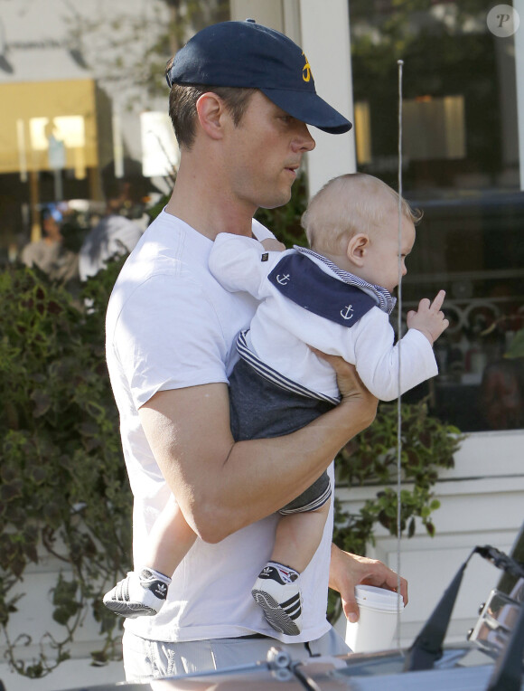 Josh Duhamel dans un restaurant de Brentwood avec son fils Axl, le 2 avril 2014.