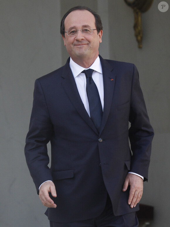 François Hollande quitte le palais de l'Elysée pour se rendre à Bruxelles pour une session d'ouverture du sommet UE-Afrique. Paris, le 2 avril 2014.