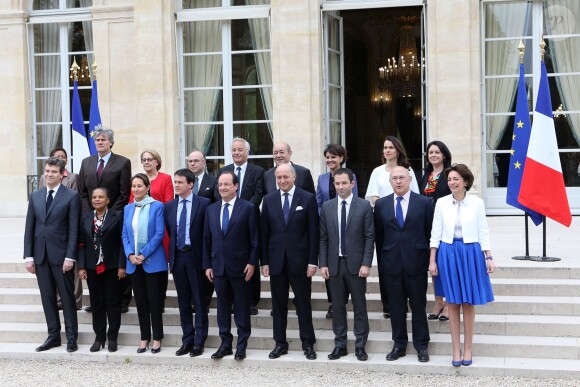 François Hollande, président de la République pose avec Manuel Valls, premier minsitre et les autres membres du gouvernement pour la photo de famille du nouveau gouvernement au palais de l'Elysée à Paris, le 4 avril 2014.