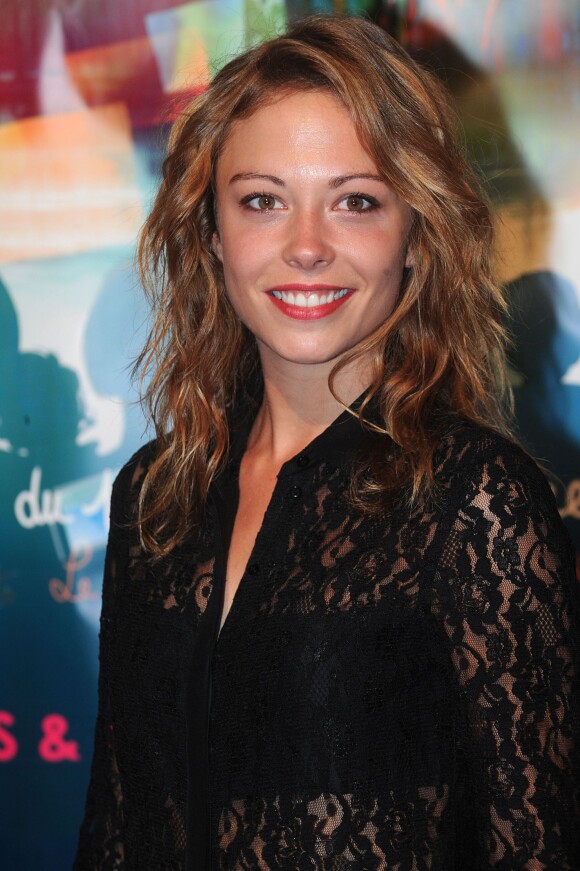 Dounia Coesens arrive sur le tapis rouge de la cérémonie de clôture du 15e Festival De La Fiction TV de La Rochelle le 14 septembre 2013.