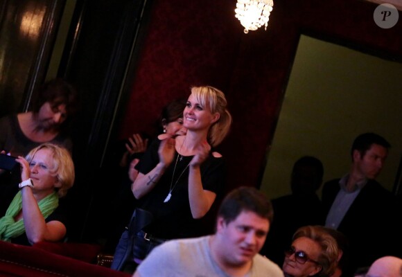 Exclusif - Laeticia Hallyday venue applaudir Eddy Mitchell et Fred Testot qui se produisaient sur la scène du Théâtre de Paris, dans une pièce mise en scène par Stéphane Hillel, "Un singe en hiver" à Paris le 1er avril 2014.