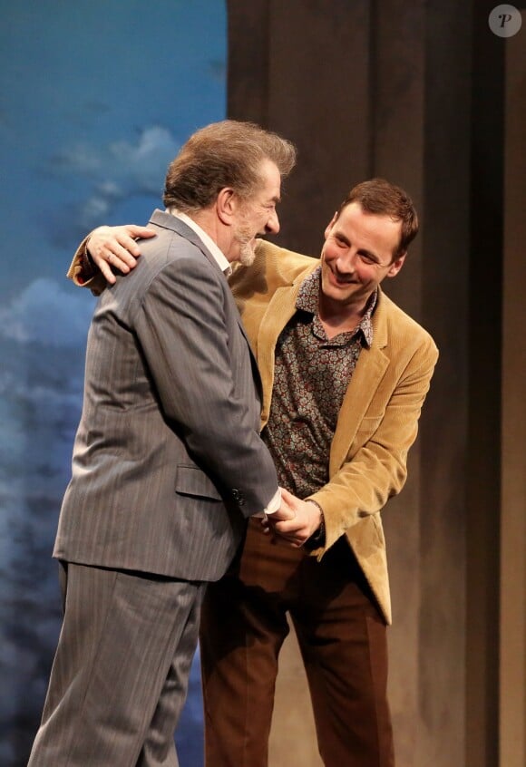 Exclusif - Eddy Mitchell et Fred Testot sur la scène du Théâtre de Paris, dans une pièce mise en scène par Stéphane Hillel, "Un singe en hiver" à Paris le 1er avril 2014.
