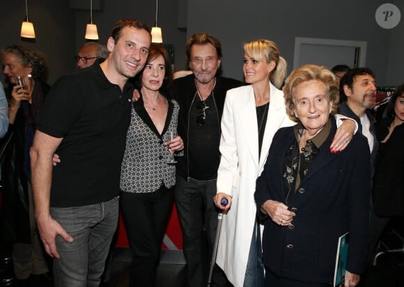 Exclusif - Fred Testot, Muriel Bailleul (femme d'Eddy Mitchell), Johnny et Laeticia Hallyday, Bernadette Chirac au Théâtre de Paris, pour la pièce Un singe en hiver, à Paris le 1er avril 2014.