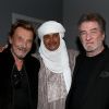 Exclusif - Johnny Hallyday, Mohamed Ixa (association "Les puits du désert") et Eddy Mitchell au Théâtre de Paris, après la représentation de la pièce Un singe en hiver, à Paris le 1er avril 2014.