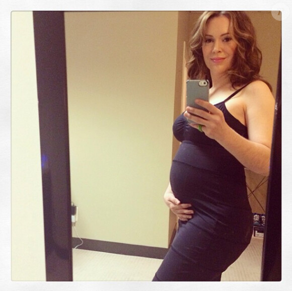 Alyssa Milano dévoile son baby bump, vendredi 4 avril 2014.