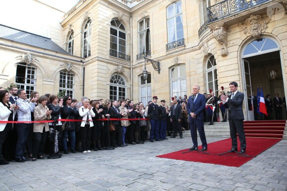 Passation de pouvoir entre Jean-Marc Ayrault et Manuel Valls (ancien ministre de l'Interieur) à Matignon à Paris. Le 1er avril 2014