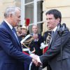 Passation de pouvoir entre Jean-Marc Ayrault et Manuel Valls à Matignon à Paris. Le 1er avril 2014