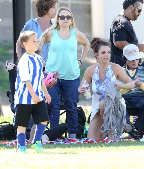 Britney Spears regarde ses fils jouer au foot à Woodland Hills, le 6 avril 2014. 