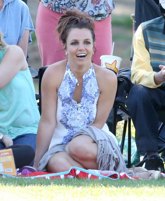 Britney Spears regarde ses fils jouer au foot à Woodland Hills (Los Angeles), le 6 avril 2014.