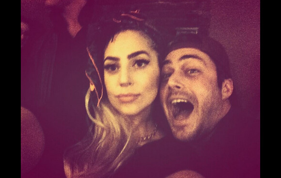 Lady Gaga a posté un selfie avec son boyfriend Taylor Kinney, le 6 avril 2014.