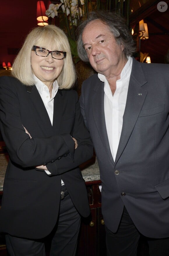Mireille Darc et l'écrivain Gonzague Saint Bris lors de la soirée du prix de la Closerie des Lilas 2014 à Paris, le 8 avril 2014.
