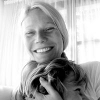Gwyneth Paltrow : Au naturel et avec son alliance pour les 8 ans de son fils