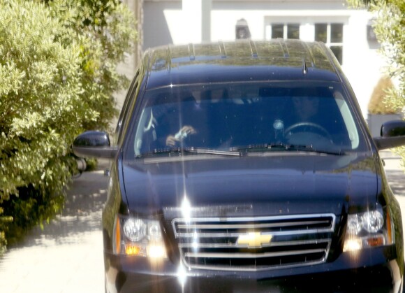 Gwyneth Paltrow au volant de son Range Rover portant encore son alliance malgré la rupture. Los Angeles, le 8 avril 2014. 