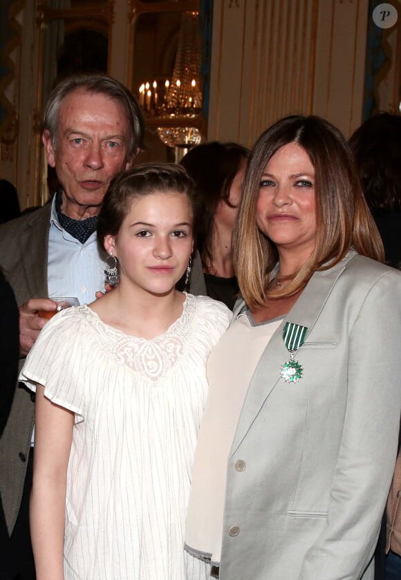 Charlotte Valandrey, son père et sa fille Tara à Paris le 10 avril 2013. Remise de la médaille de Chevalier de l'Ordre des Arts et des Lettres par la Ministre de la Culture et de la Communication, au Ministère de la Culture.