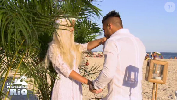 Jessica et Julien se retrouvent lors de la cérémonie des fiançailles. "Les Marseillais à Rio", épisode du 10 avril 2014 diffusé sur W9.