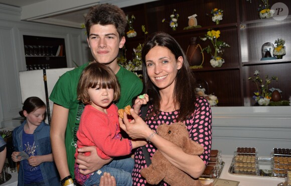 Exclusif - Adeline Blondieau, son fils Aïtor et sa fille Wilona lors d'un goûter de Pâques "Tout Chocolat" à l'Hôtel de Vendôme à Paris le 9 avril 2014.